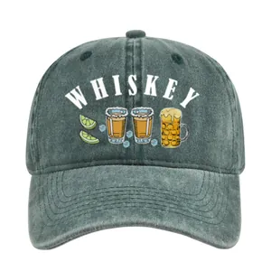 Detail von Whiskey- und Bierglasdrucken auf dunkelgrüner Baumwoll-Mesh-Basecap