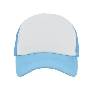 Detalle de gorra trucker azul con panel frontal blanco y malla trasera transpirable