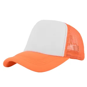 Vista detallada del frente de espuma blanca y la parte trasera de malla naranja de la gorra