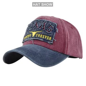 Dettaglio macro del cappellino da baseball lavato con ricamo TEXAS e toppa in stile vintage