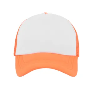 Detalle de gorra trucker naranja con panel frontal blanco para personalización por transferencia