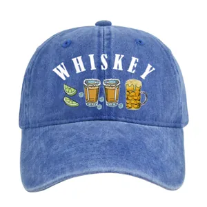 Detail der blauen Denim-Baseballkappe mit Whiskey-Schriftzug und Getränke-Illustrationen