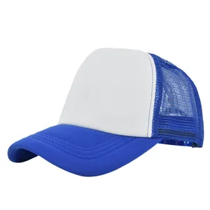 Detalle de gorra trucker de malla azul y blanca con frente de esponja y visera curvada