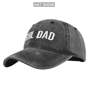 Détail du tissu gris foncé délavé et de la broderie blanche Girl Dad sur la casquette de sport