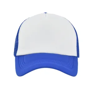 Primer plano de gorra trucker azul y blanca con malla transpirable y visera cosida