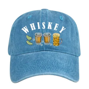 Detailansicht des Whiskey-Grafikdrucks auf einer blauen gewaschenen Denim-Kappe