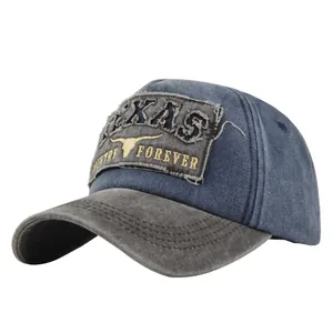 Dettaglio del ricamo vintage TEXAS su cappellino in cotone lavato con trama invecchiata