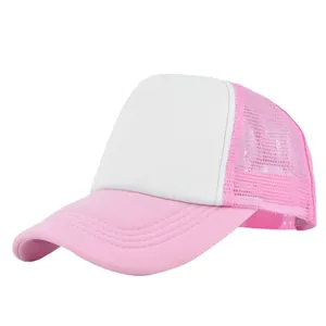 Detalle de gorra trucker rosa y blanca con malla transpirable y frontal de espuma