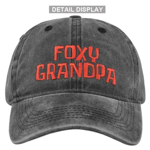 Détail de la broderie 3D rouge Foxy Grandpa sur casquette de baseball gris délavé
