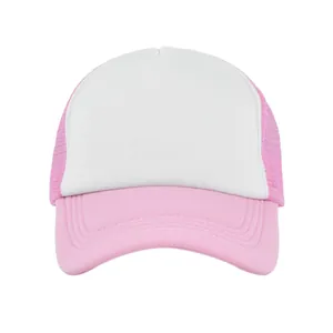 Detalle frontal de gorra trucker de malla rosa y blanca con panel frontal de espuma
