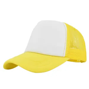 Detalle de los paneles de malla amarilla y frontal de espuma blanca de la gorra
