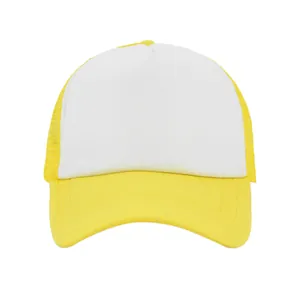 Primer plano de gorra tipo trucker amarilla y blanca con malla transpirable y visera curva