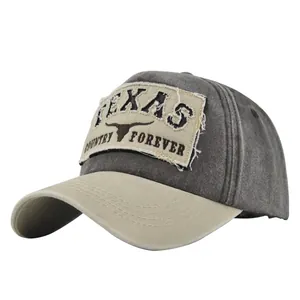 Dettaglio del cappello da baseball vintage con ricamo TEXAS e bordi sfilacciati