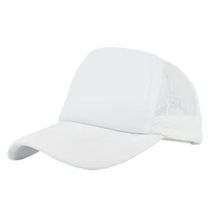 Detalle de gorra trucker blanca con malla transpirable y costuras en la visera