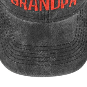 Détail de la broderie rouge GRANDPA sur casquette de baseball vintage délavée
