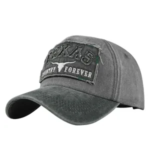 Dettaglio del ricamo TEXAS e logo longhorn su un cappellino da baseball grigio lavato