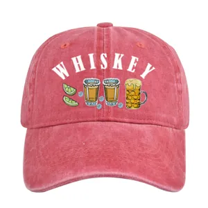 Nahaufnahme der roten Vintage-Canvas-Textur und des weißen WHISKEY-Aufdrucks der Kappe