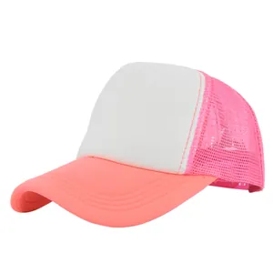 Detalle de una gorra trucker rosa y blanca con panel frontal de espuma y malla transpirable