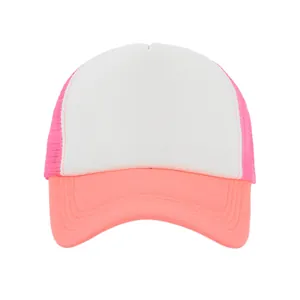Vista detallada de gorra trucker tricolor con frente blanco y malla rosa neón