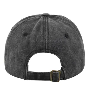 Dettaglio della fibbia in metallo e trama in cotone lavato di un cappello vintage grigio scuro