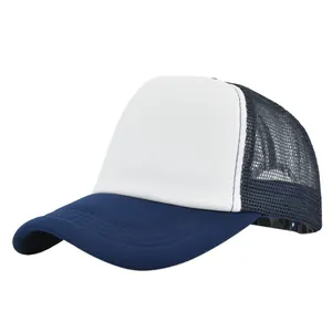 Vista detallada de gorra trucker bicolor con panel blanco y malla azul marino oscuro