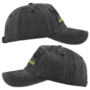 Dettaglio del cappellino da baseball nero lavato con patch TEXAS COUNTRY FOREVER ricamata