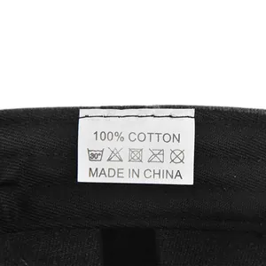 Détail de l'étiquette 100% coton sur une casquette de baseball au style vintage