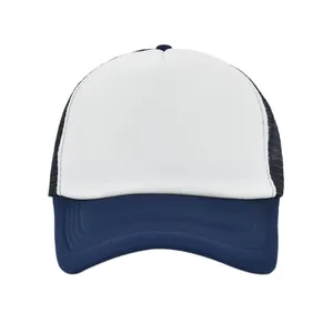 Vista frontal detallada de una gorra trucker bicolor con malla azul marino y blanco