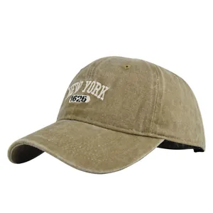 Nahaufnahme der Vintage Khaki New York 1625 3D-Stickerei auf gewaschener Baumwollkappe