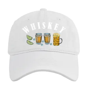 Detail der weißen Mesh-Baseballkappe mit Whiskey- und Bierglas-Prints für den Sonnenschutz