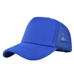 Vista lateral detallada de gorra trucker azul brillante con frente de esponja y visera curva