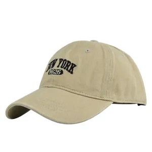 Khaki Vintage-Baseballkappe mit schwarzer New York 1625 Stickerei auf weißem Grund