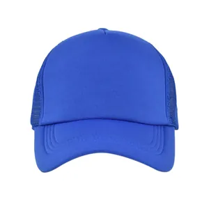 Primer plano de la gorra trucker azul real con frontal de espuma y costuras reforzadas