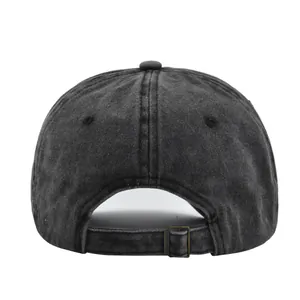 Detail der verstellbaren Metallschnalle und verwaschenen Denim-Textur an der Baseballkappe