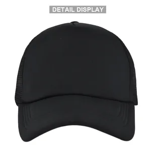 Detalle de gorra trucker negra con malla trasera y costuras decorativas en visera