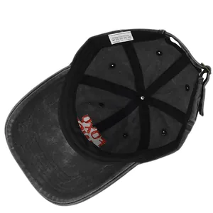 Vue interne d'une casquette en coton gris délavé avec coutures à six pans et boucle en métal