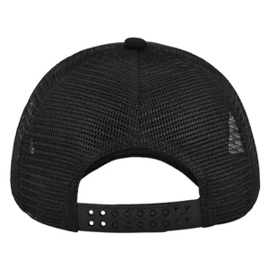 Detalle de la parte trasera de malla negra transpirable y cierre snapback ajustable en la gorra