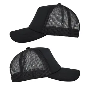 Detalle de gorra trucker negra con panel frontal de espuma y malla trasera transpirable