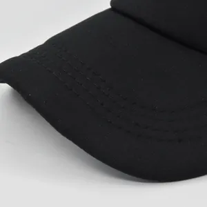 Primer plano de la visera de una gorra de béisbol negra con tres costuras decorativas