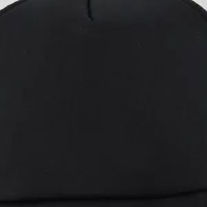 Primer plano de una gorra de béisbol negra con textura de tela esponjosa y costuras de calidad