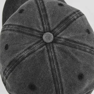 Draufsicht einer dunkelgrauen Mesh-Baseballkappe mit Sechs-Panel-Struktur und feinen Nähten