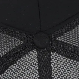 Vista de detalle de la gorra trucker negra que muestra la malla y el botón de tela