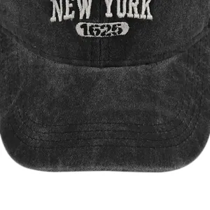 Detailaufnahme der Vintage-Stickerei New York 1625 auf einer gewaschenen Baumwollkappe