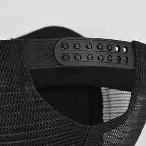 Detalle de gorra trucker negra con cierre snapback ajustable y malla transpirable