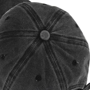 Detail der verwaschenen Vintage-Baumwollkappe mit gestickten Luftlöchern oben