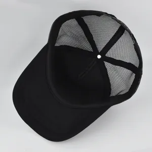 Detalle de la malla transpirable y costuras internas de la gorra trucker color negro