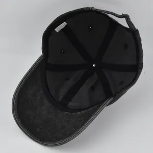 Details der Baumwoll-Baseballkappe mit schwarzem Schweißband und 100% Baumwolle-Etikett