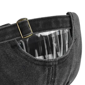 Detail der verwaschenen Denim-Baseballkappe mit verstellbarer Messingschnalle hinten