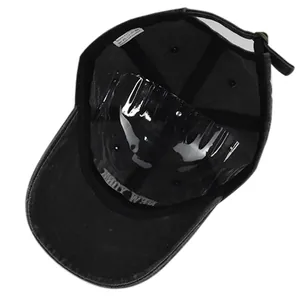 Innenseite der schwarzen Vintage-Baseballkappe mit verstellbarer Metallschnalle am Riemen