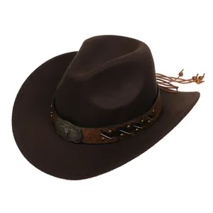 Dettaglio cappello cowboy in feltro di lana marrone con stemma di toro e nappe in pelle